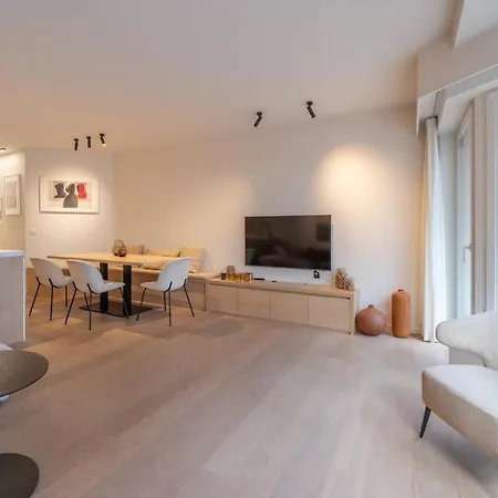 Stylish 3-bed With Private Terrace *